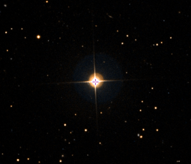 Una stella simile al sole brilla dalla costellazione dell'Orsa Maggiore