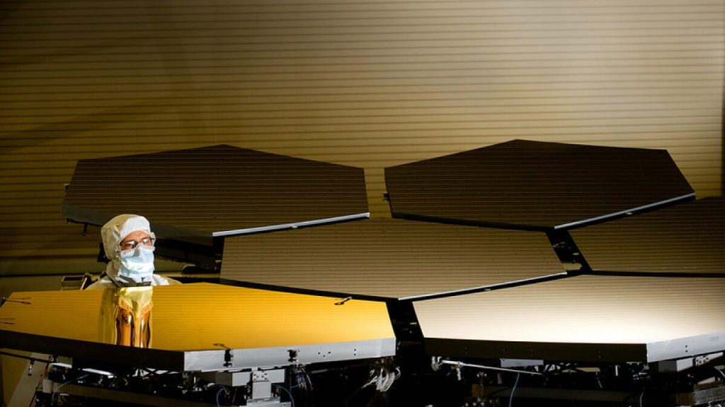 La NASA ha inaspettatamente rivelato l'immagine della "prima luce" del telescopio spaziale James Webb