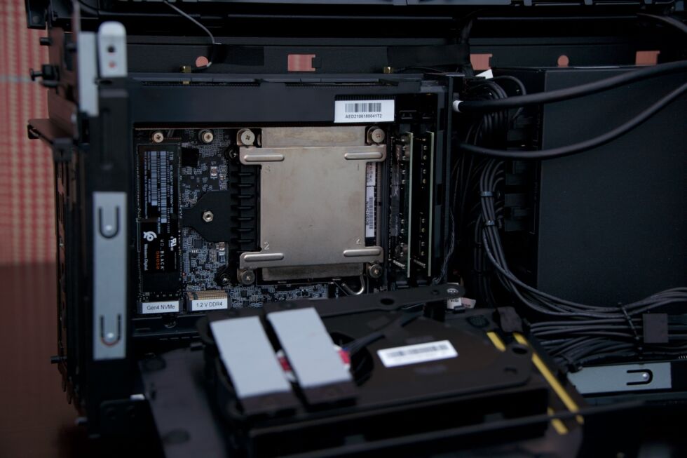NUC 12 Extreme utilizza CPU desktop, che dovrebbero fornire un percorso di aggiornamento migliore rispetto alle versioni precedenti del sistema.