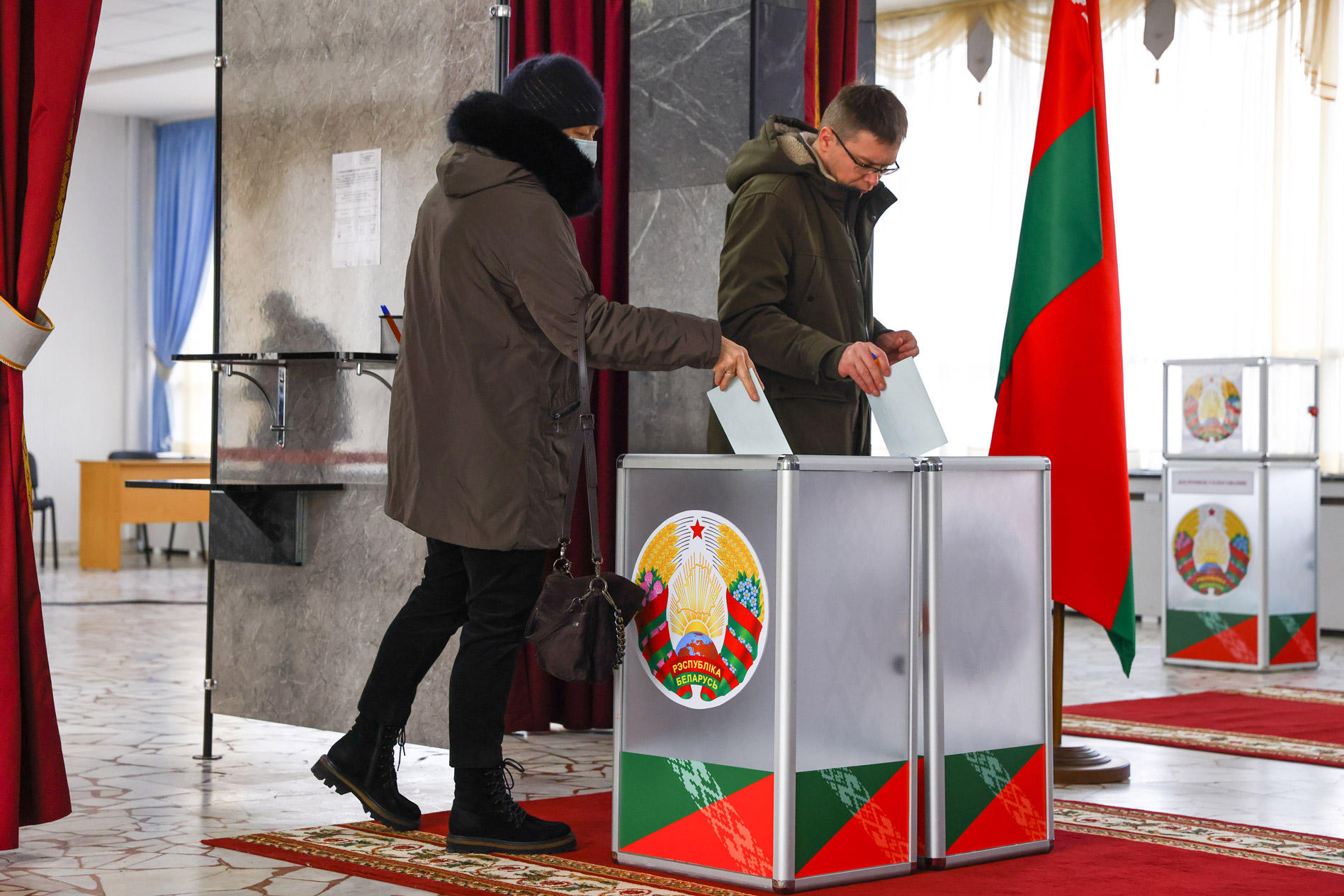 La gente ha espresso il proprio voto domenica nel referendum costituzionale bielorusso del 2022 nella capitale Minsk.