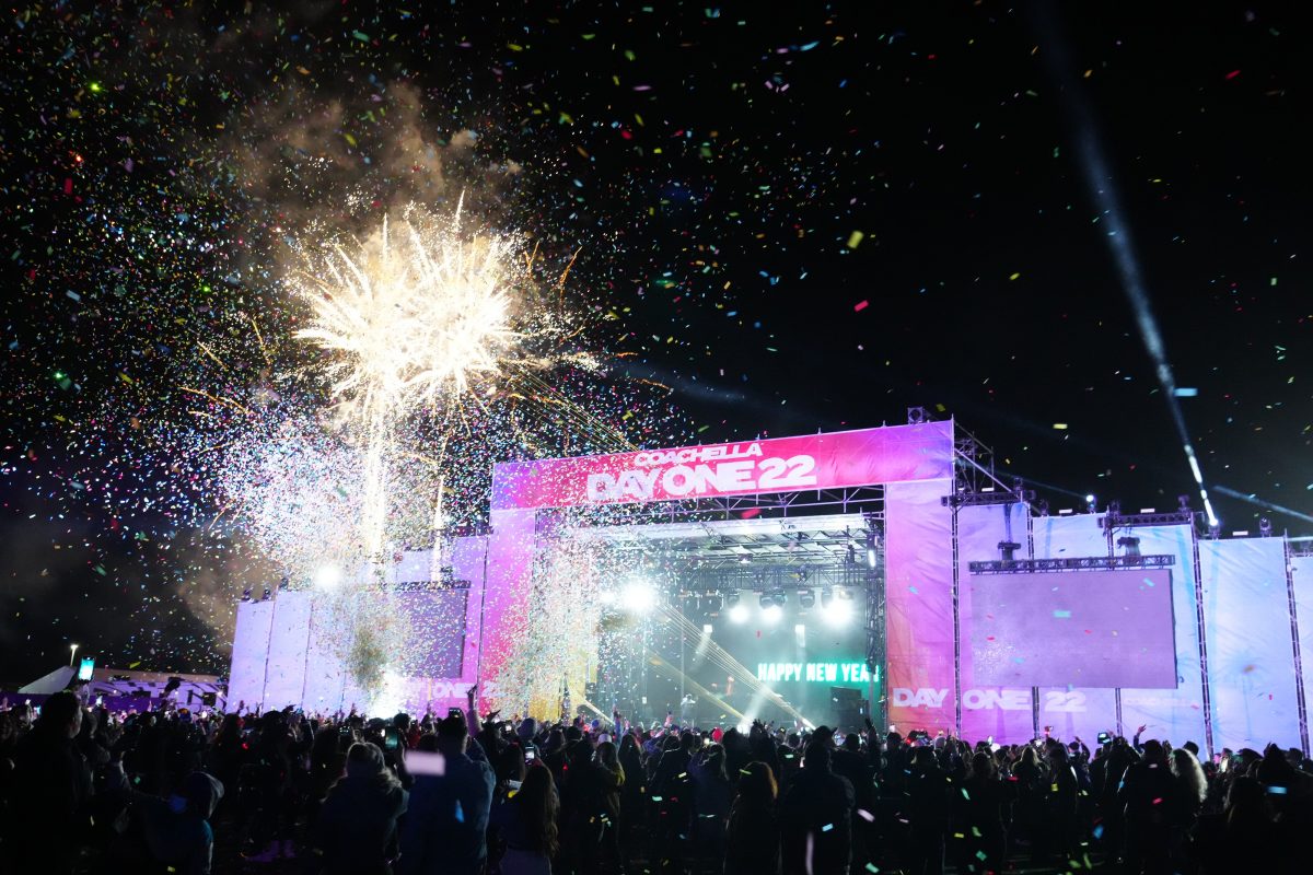 Il Drone Ball Show si svolge a mezzanotte durante la presentazione di Coachella Crossroads: DayOne22: A New Year's Eve Celebration