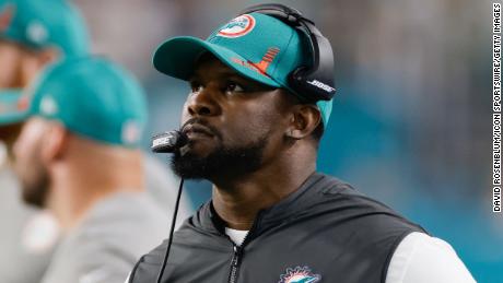 L'ex allenatore dei Miami Dolphins Brian Flores fa causa a 3 squadre della NFL e 3 squadre per presunta discriminazione razziale