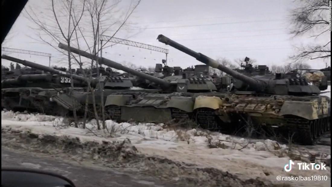 I video mostrano unità e missili russi che avanzano verso il confine ucraino

