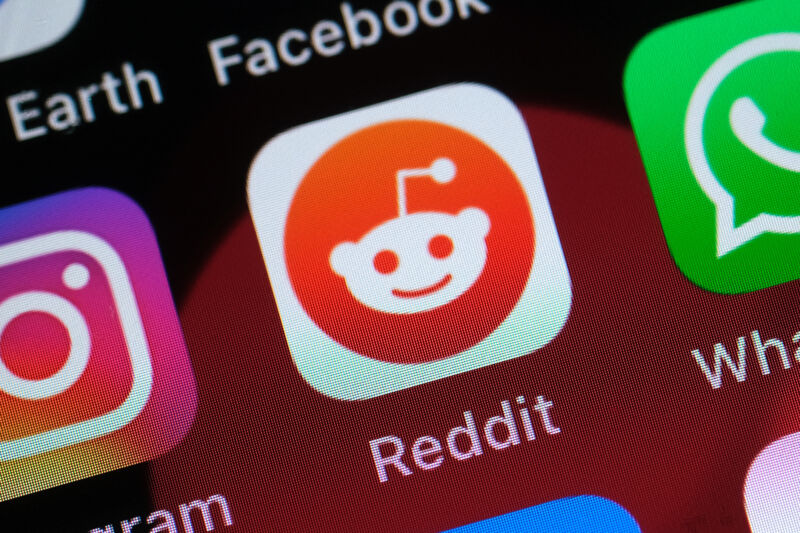 Icona dell'app Reddit sullo schermo dello smartphone.